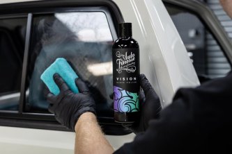 Leštění a čištění automobilových oken