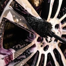 Nuke Guys Ultra Flat Wheel Brush MEDIUM - Mikrovláknový kartáč na alu kola (36 cm)